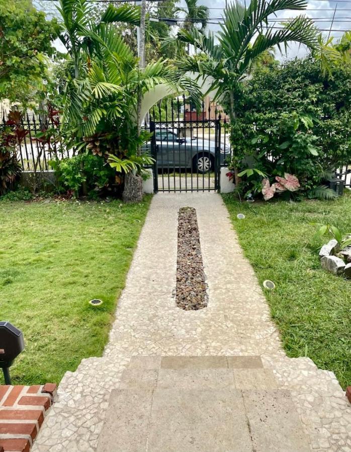 Seaside Haven: Gated 2-Bedroom with Den and Parking Miami Exterior photo