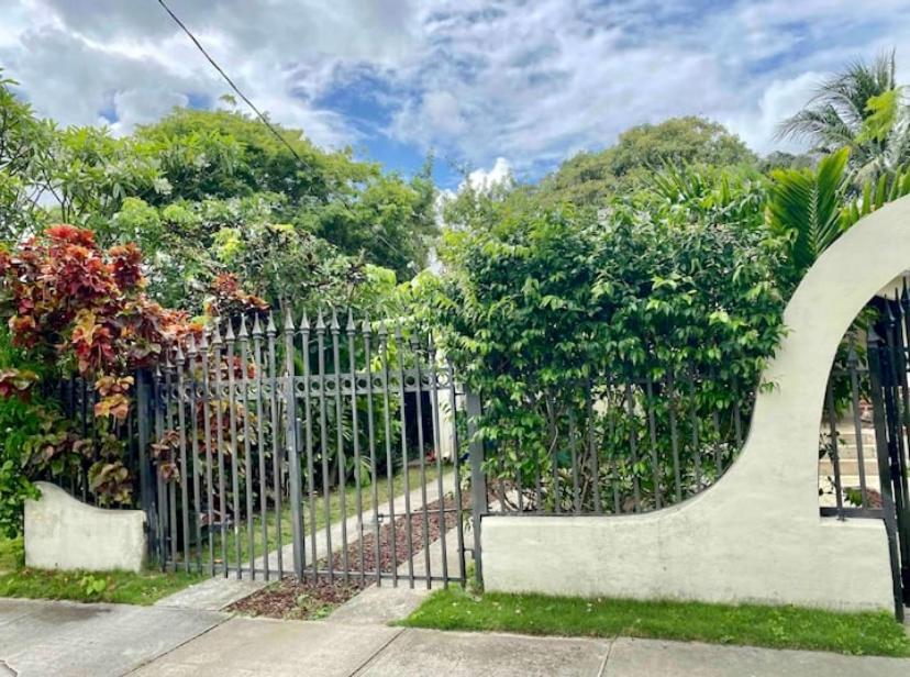 Seaside Haven: Gated 2-Bedroom with Den and Parking Miami Exterior photo