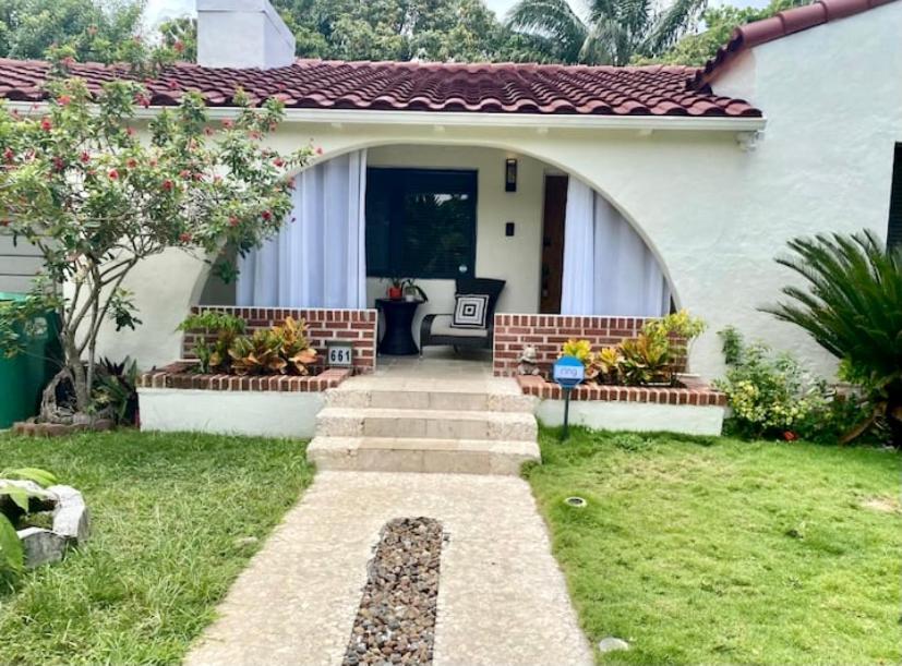 Seaside Haven: Gated 2-Bedroom with Den and Parking Miami Exterior photo
