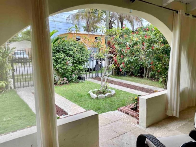 Seaside Haven: Gated 2-Bedroom with Den and Parking Miami Exterior photo