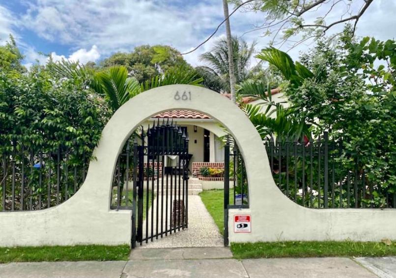 Seaside Haven: Gated 2-Bedroom with Den and Parking Miami Exterior photo
