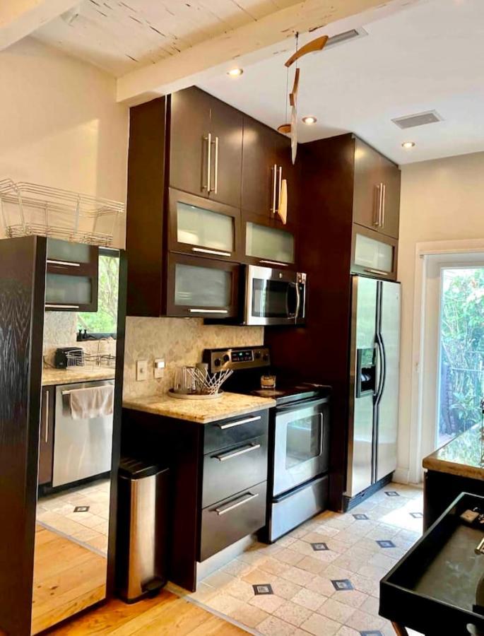 Seaside Haven: Gated 2-Bedroom with Den and Parking Miami Exterior photo