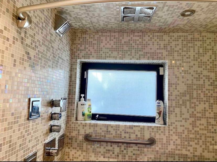 Seaside Haven: Gated 2-Bedroom with Den and Parking Miami Exterior photo