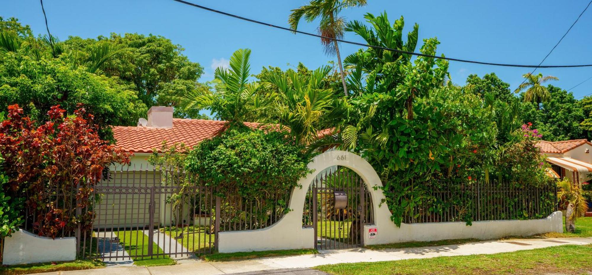 Seaside Haven: Gated 2-Bedroom with Den and Parking Miami Exterior photo