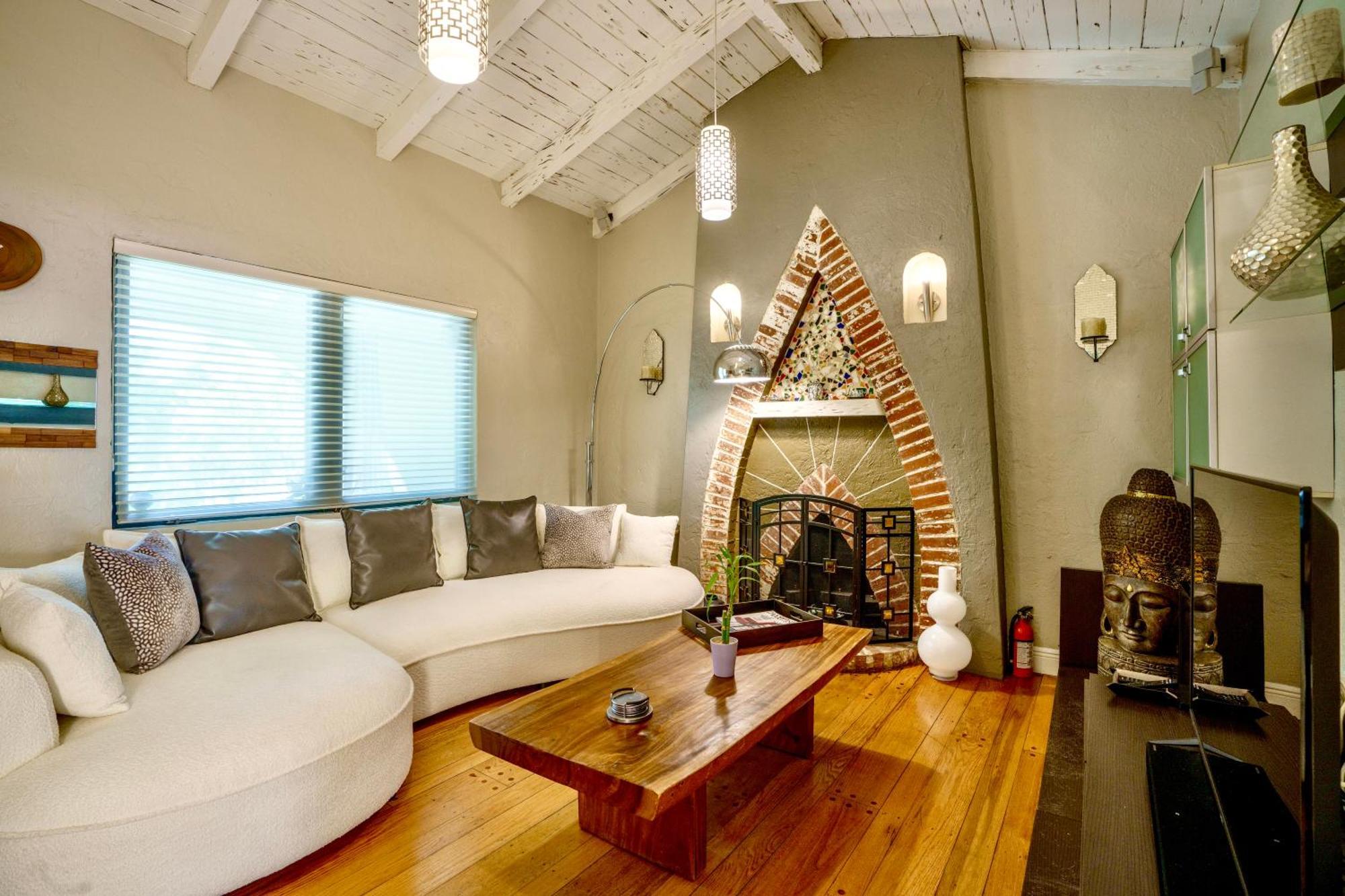 Seaside Haven: Gated 2-Bedroom with Den and Parking Miami Exterior photo