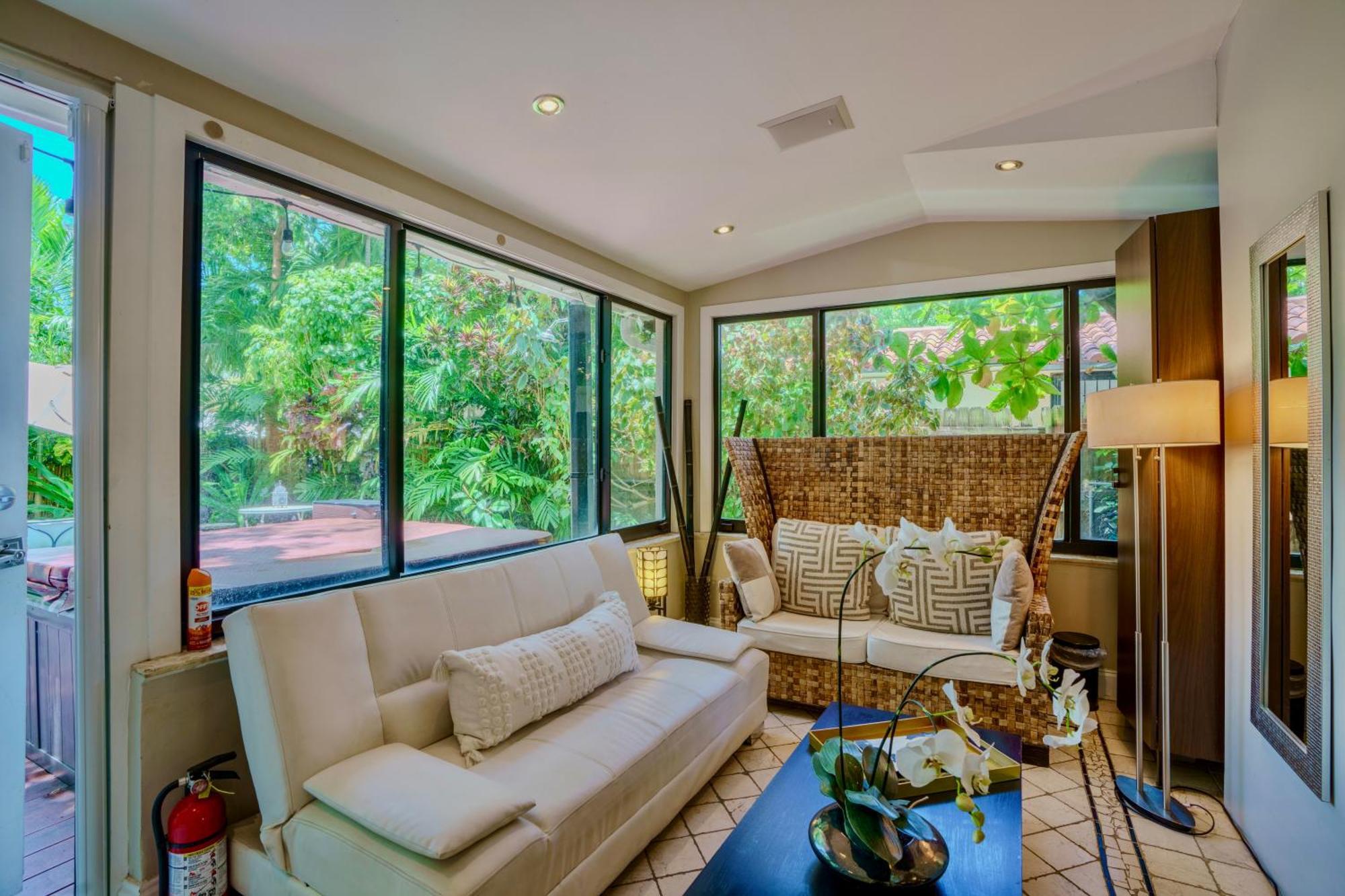 Seaside Haven: Gated 2-Bedroom with Den and Parking Miami Exterior photo
