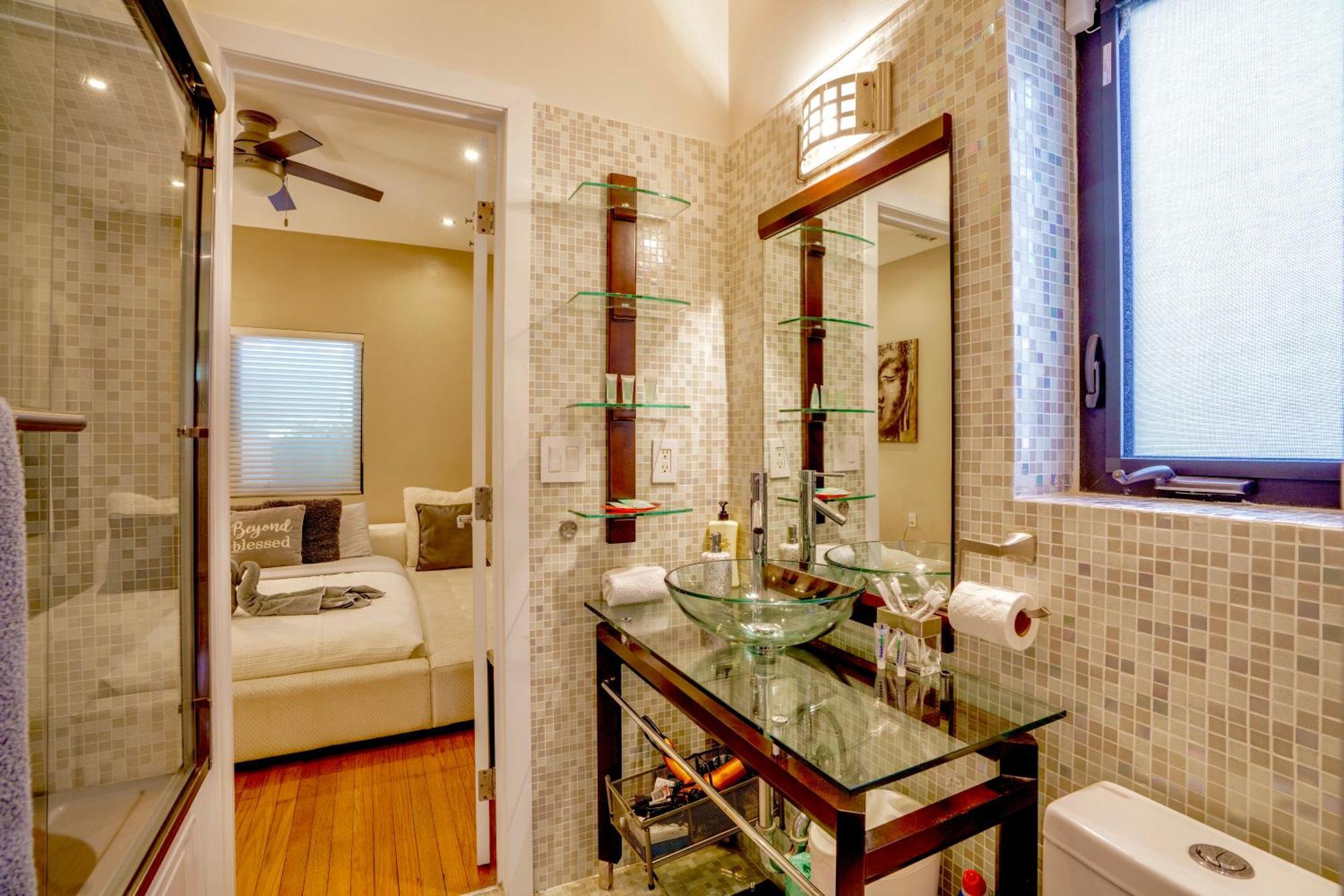 Seaside Haven: Gated 2-Bedroom with Den and Parking Miami Exterior photo