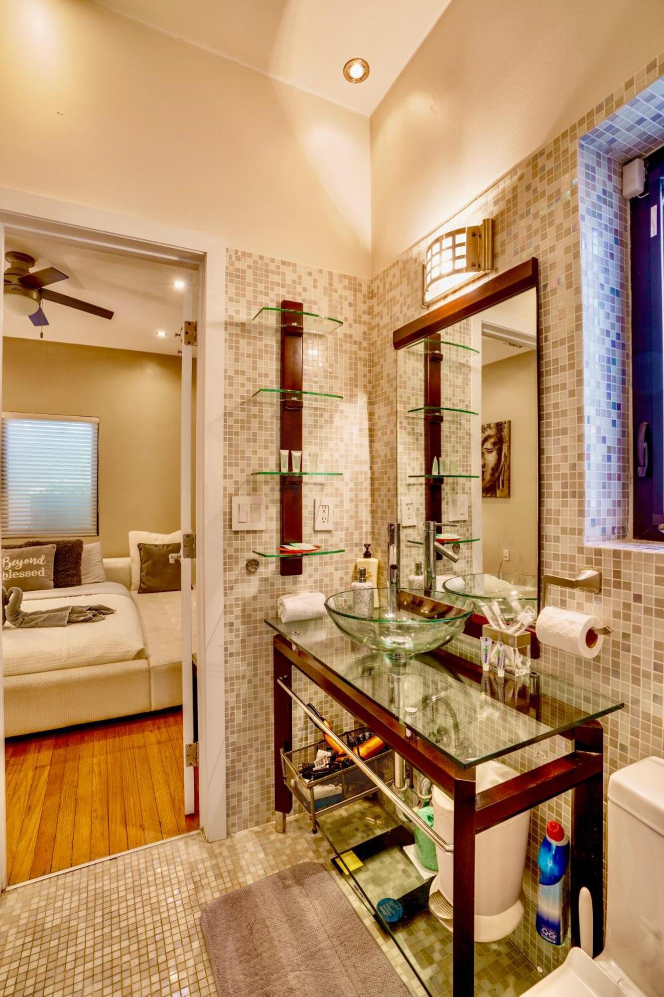 Seaside Haven: Gated 2-Bedroom with Den and Parking Miami Exterior photo