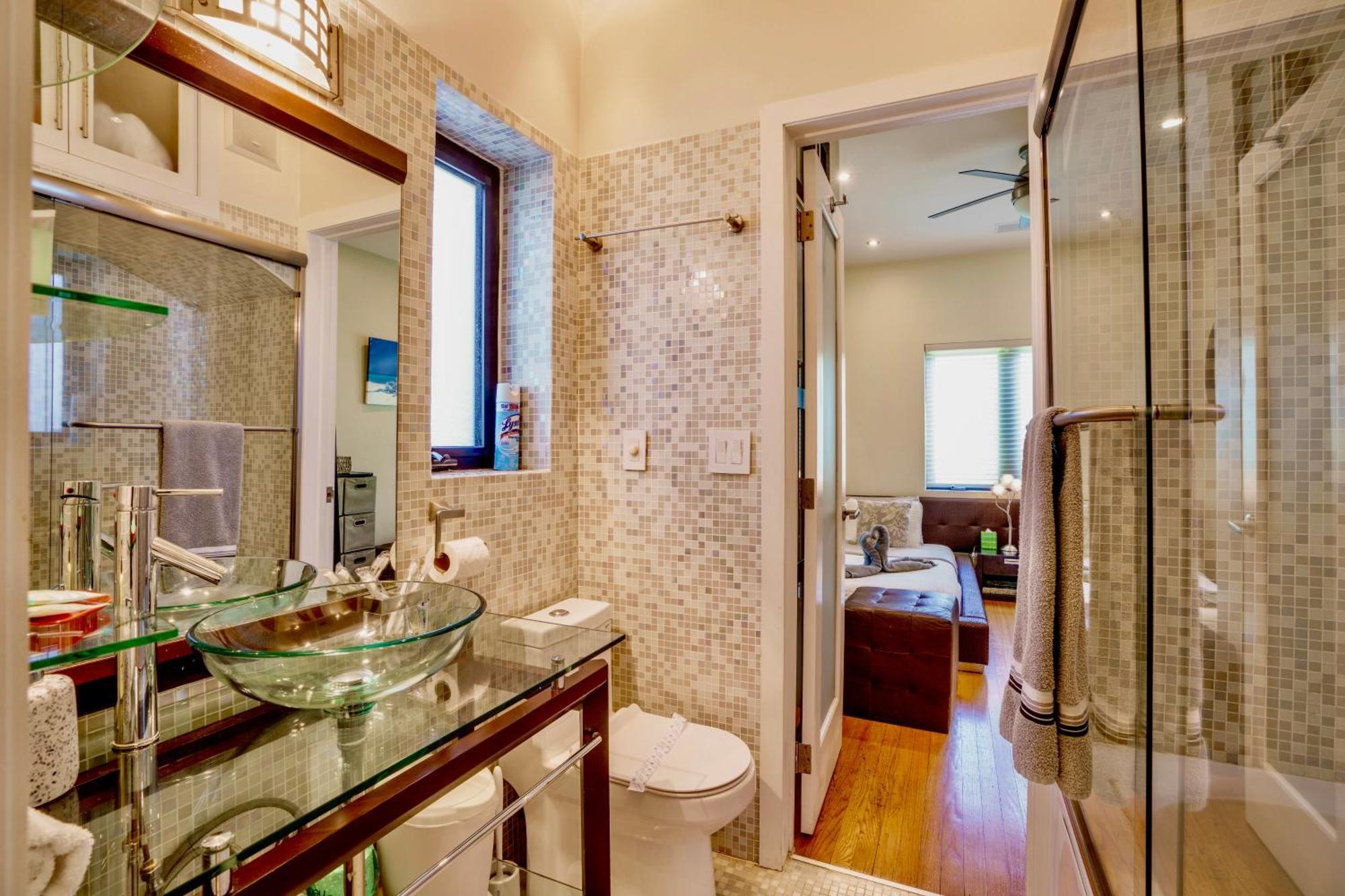 Seaside Haven: Gated 2-Bedroom with Den and Parking Miami Exterior photo