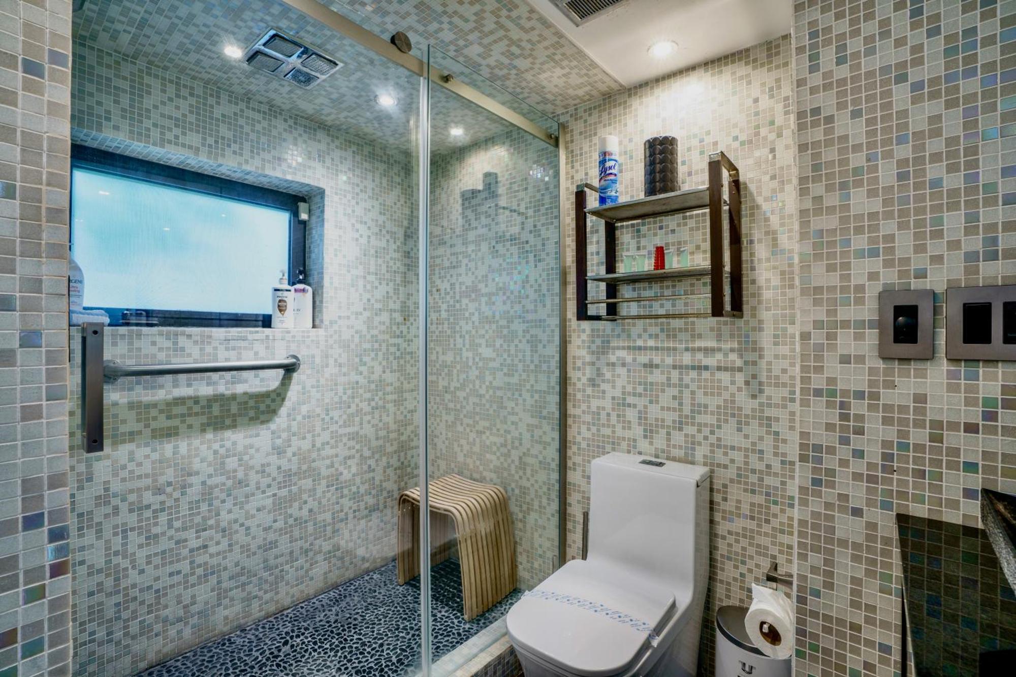 Seaside Haven: Gated 2-Bedroom with Den and Parking Miami Exterior photo