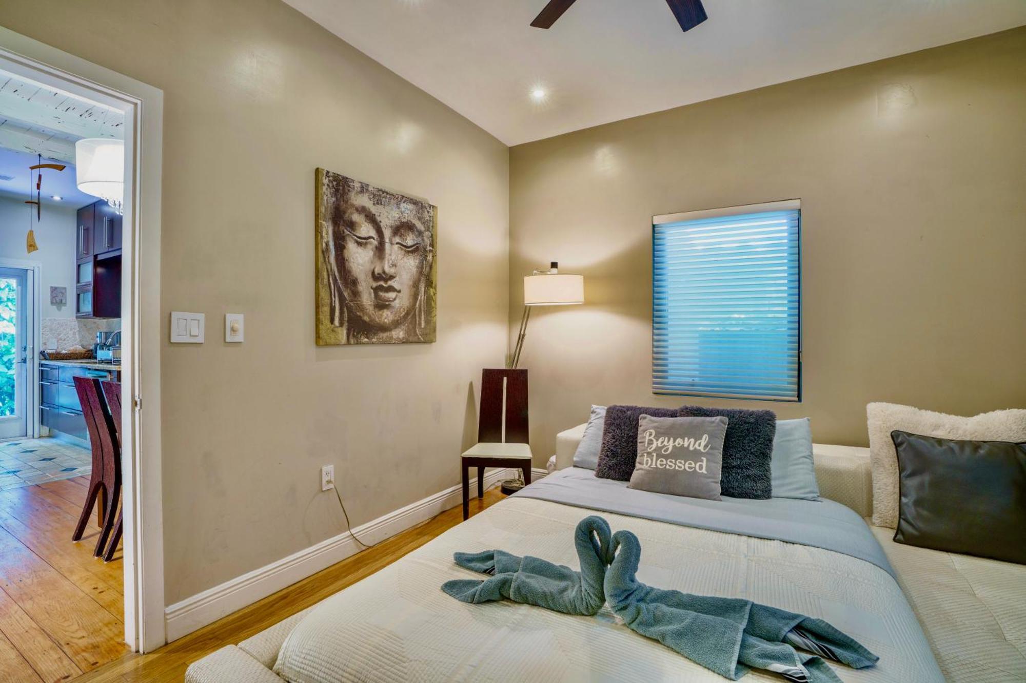 Seaside Haven: Gated 2-Bedroom with Den and Parking Miami Exterior photo