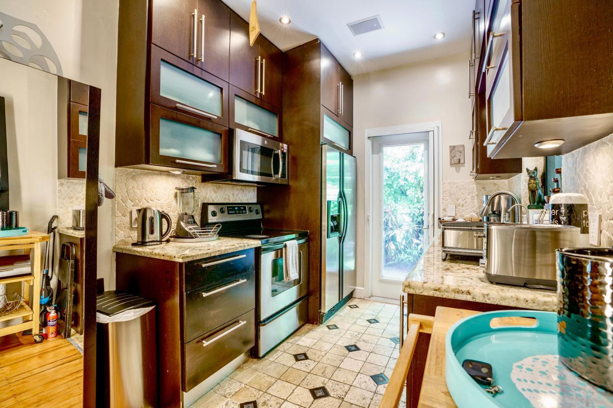 Seaside Haven: Gated 2-Bedroom with Den and Parking Miami Exterior photo