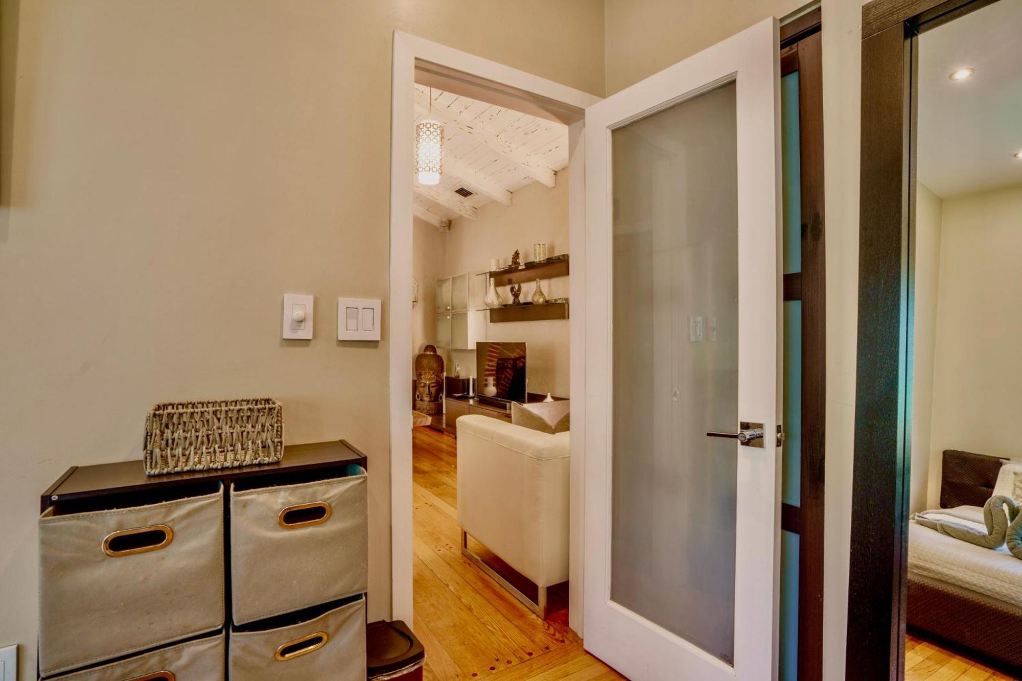 Seaside Haven: Gated 2-Bedroom with Den and Parking Miami Exterior photo