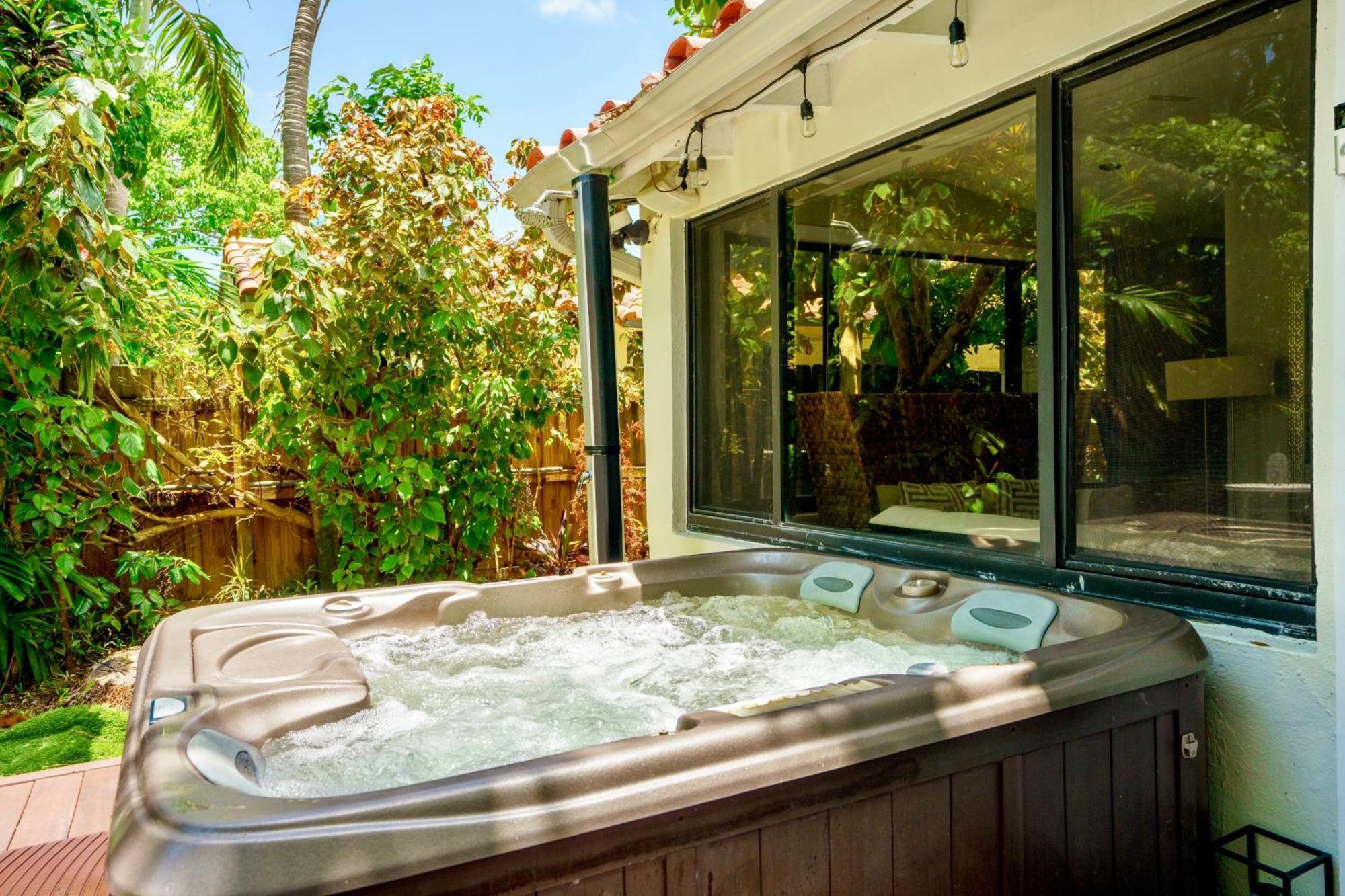 Seaside Haven: Gated 2-Bedroom with Den and Parking Miami Exterior photo