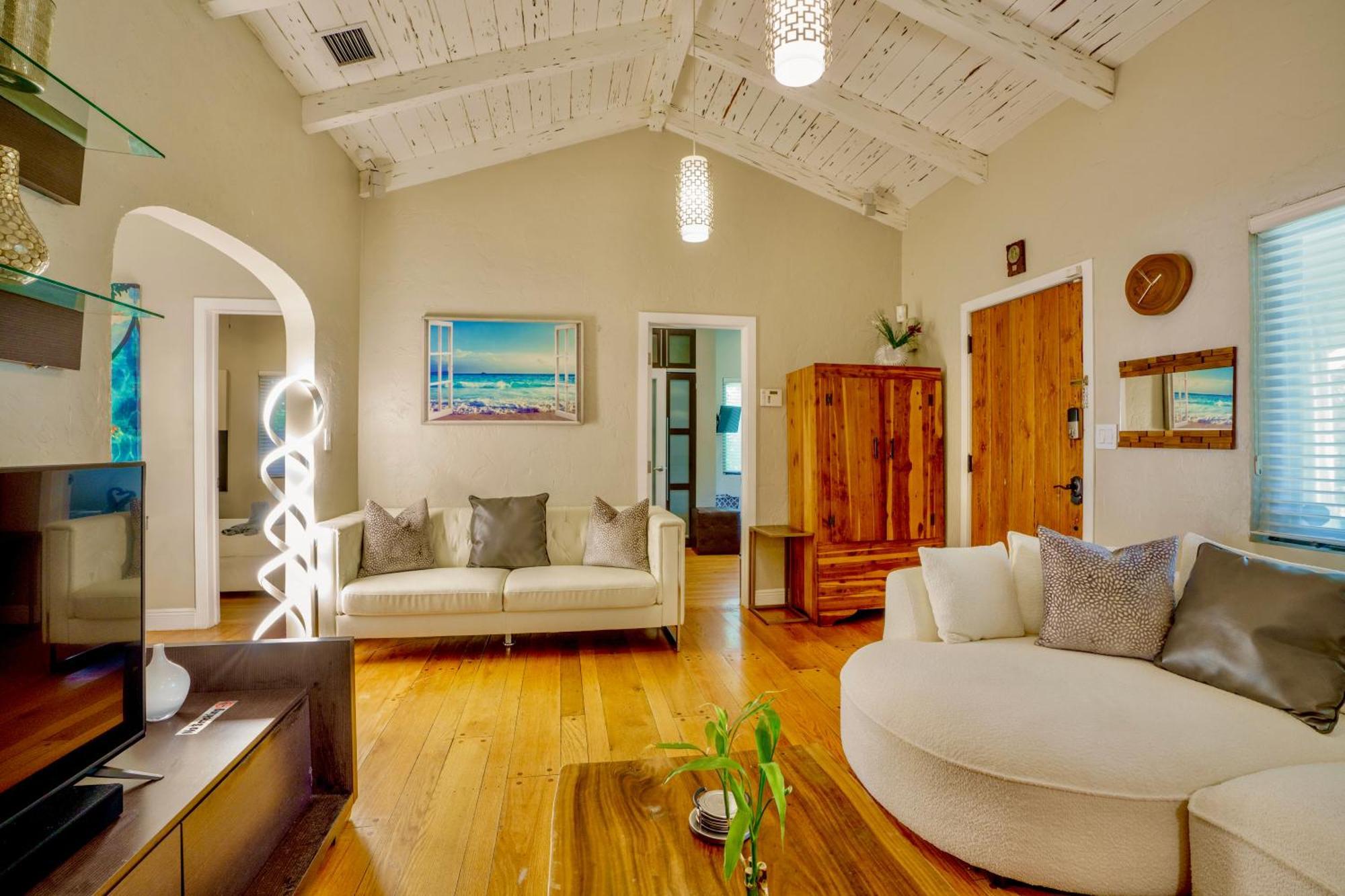 Seaside Haven: Gated 2-Bedroom with Den and Parking Miami Exterior photo