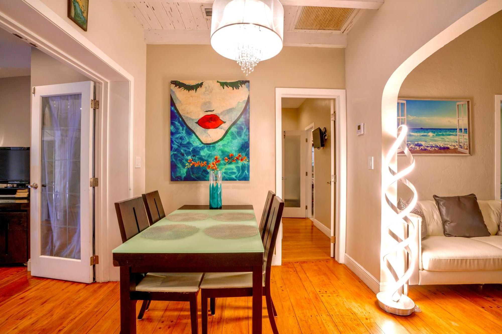 Seaside Haven: Gated 2-Bedroom with Den and Parking Miami Exterior photo