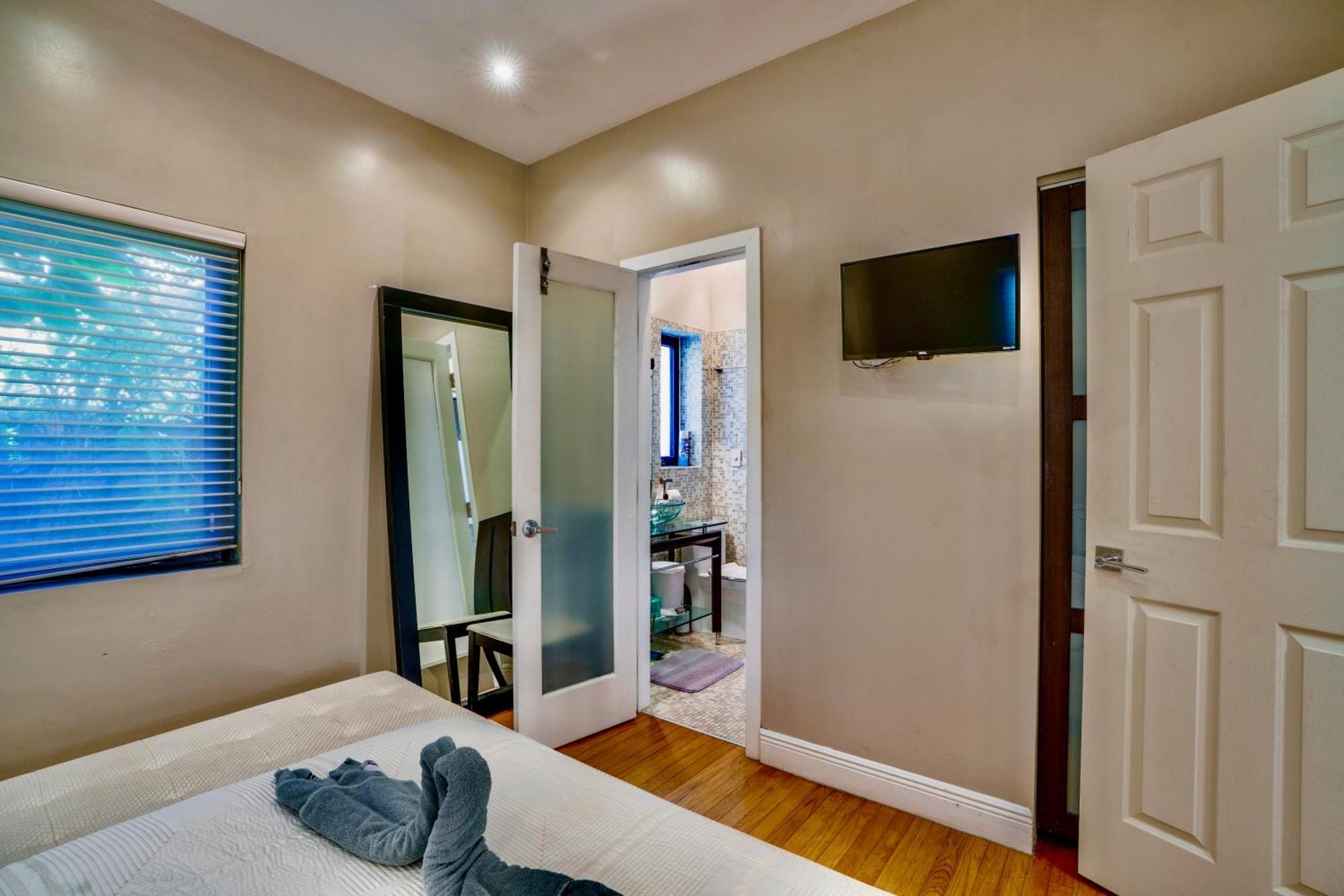 Seaside Haven: Gated 2-Bedroom with Den and Parking Miami Exterior photo
