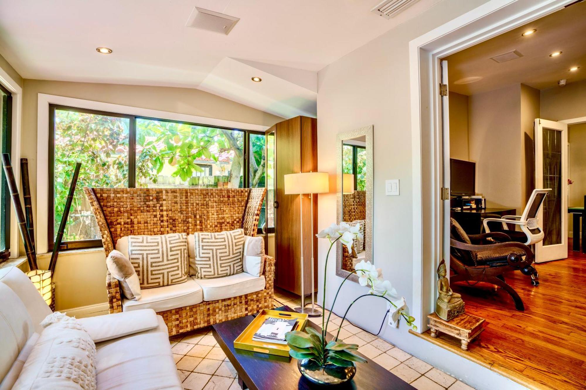 Seaside Haven: Gated 2-Bedroom with Den and Parking Miami Exterior photo
