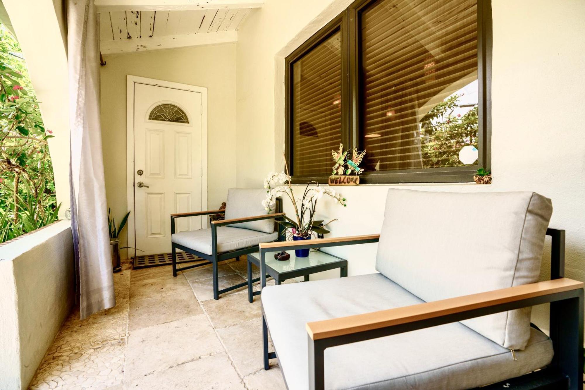 Seaside Haven: Gated 2-Bedroom with Den and Parking Miami Exterior photo