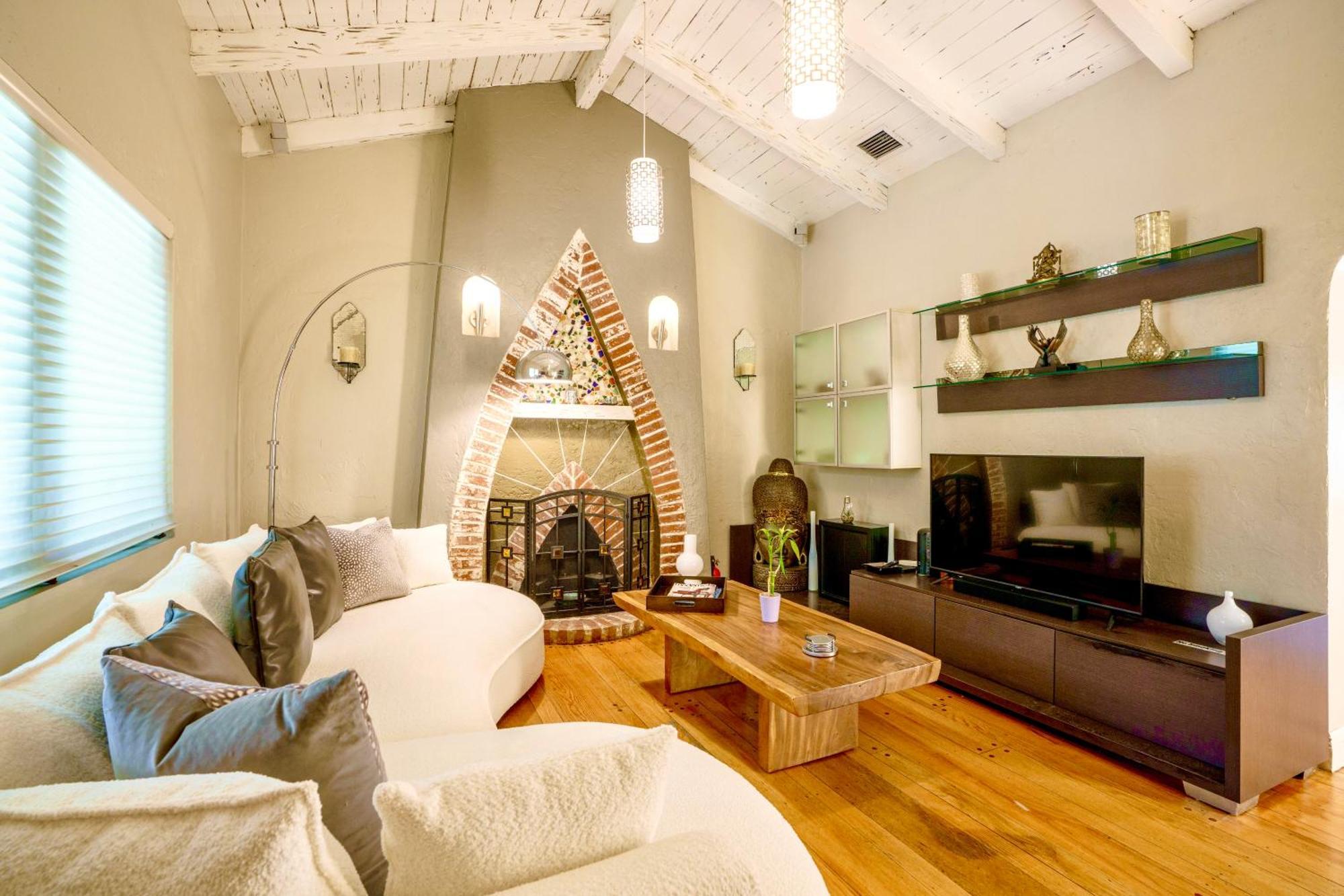 Seaside Haven: Gated 2-Bedroom with Den and Parking Miami Exterior photo