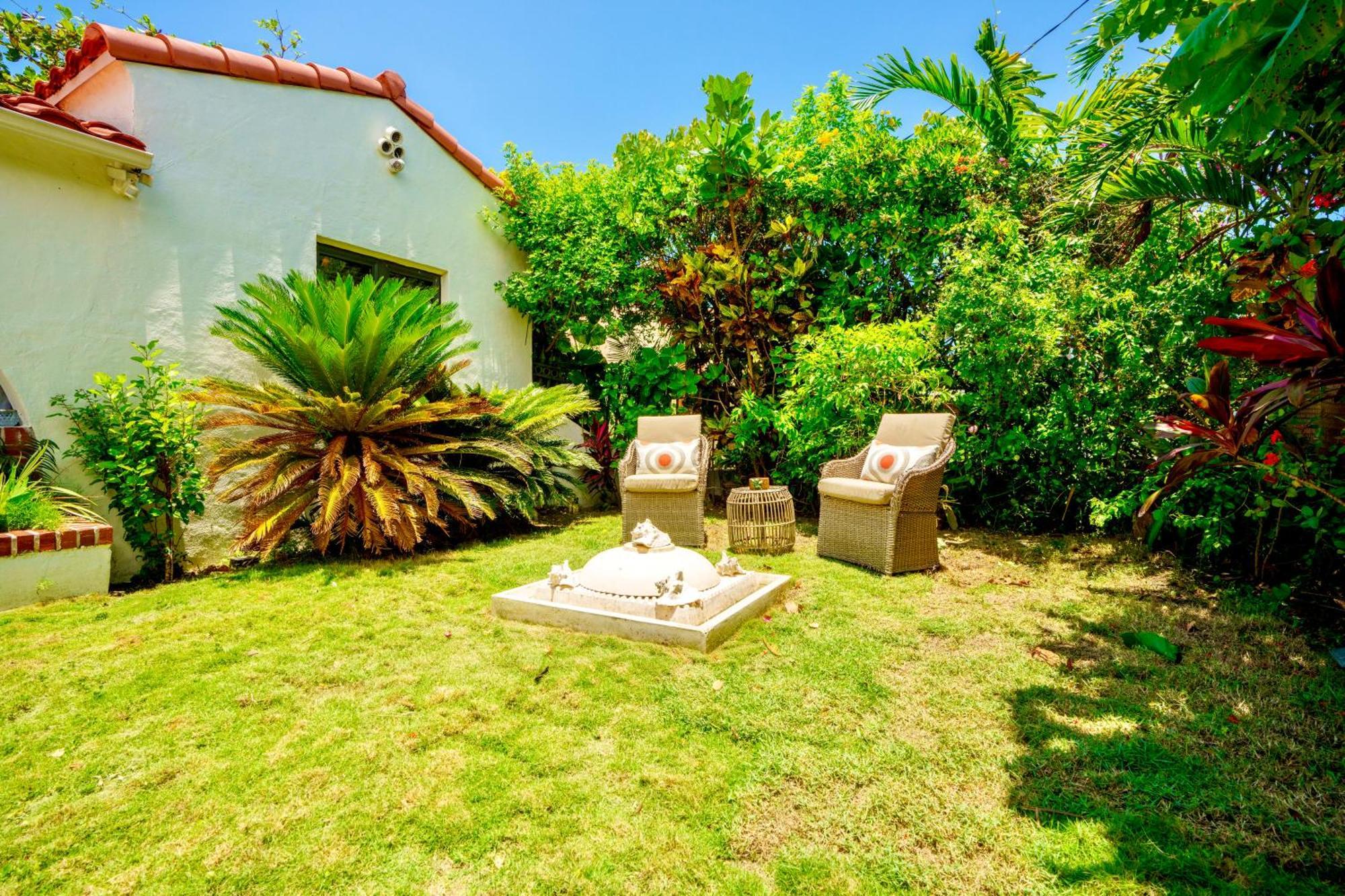 Seaside Haven: Gated 2-Bedroom with Den and Parking Miami Exterior photo
