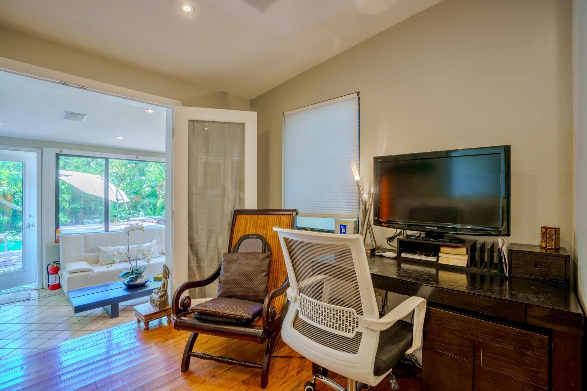 Seaside Haven: Gated 2-Bedroom with Den and Parking Miami Exterior photo
