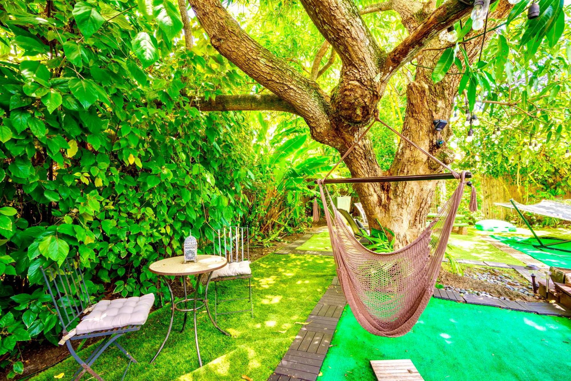 Seaside Haven: Gated 2-Bedroom with Den and Parking Miami Exterior photo