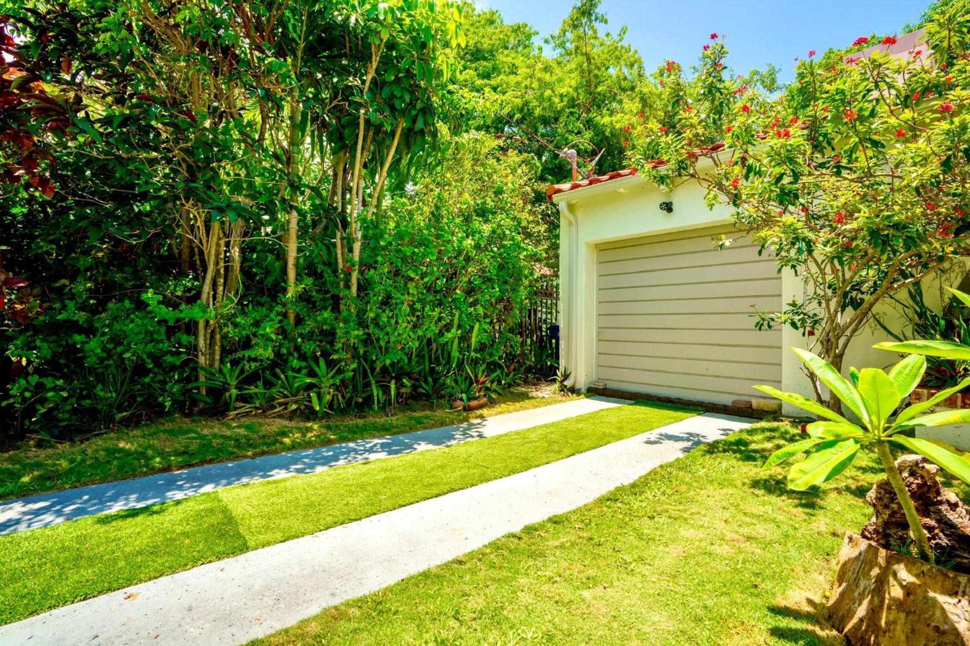 Seaside Haven: Gated 2-Bedroom with Den and Parking Miami Exterior photo